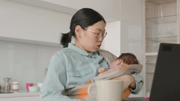 Pasa Górę Młodej Azjatki Pomocą Nosidełka Procy Podczas Kołysania Płaczące — Wideo stockowe