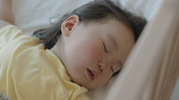 Médio Closeup Bonito Asiático Criança Menina Dormindo Pacificamente Berço Madeira — Vídeo de Stock