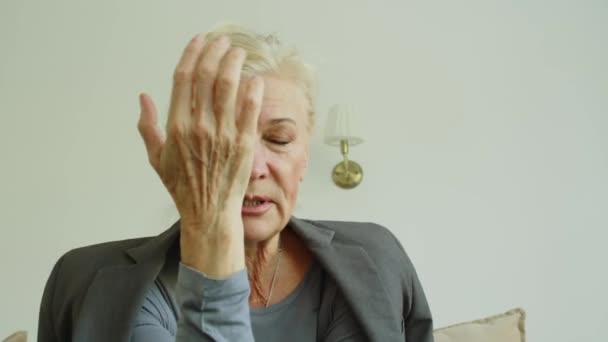 Frustrierte Seniorin Weint Und Klagt Während Therapiesitzung Beim Psychologen Über — Stockvideo