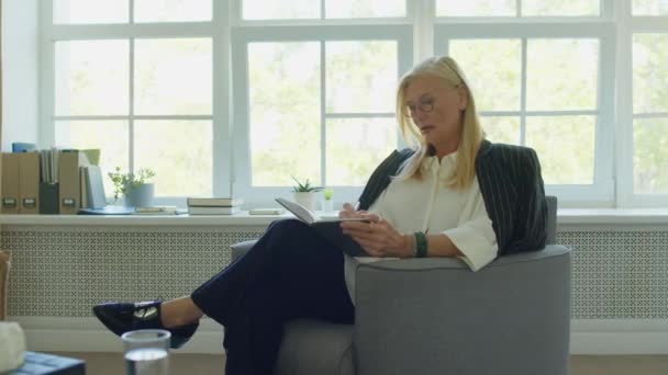 Mittlere Langzeitaufnahme Einer Reifen Psychologin Eleganten Formalen Outfit Die Sessel — Stockvideo