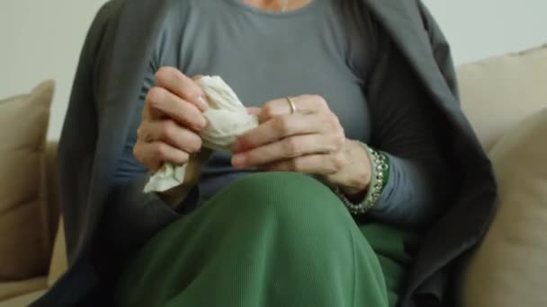 Обрезанный Снимок Рук Нервной Женщины Играющей Рвущей Бумажную Салфетку Время — стоковое видео