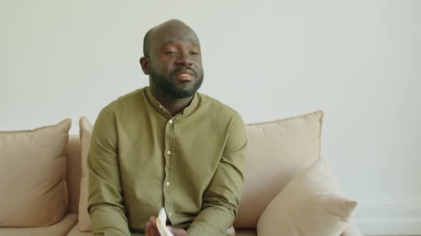 Κλάμα Αφροαμερικανός Ασθενής Κάθεται Στον Καναπέ Κρατώντας Χαρτοπετσέτα Και Μοιράζονται — Αρχείο Βίντεο