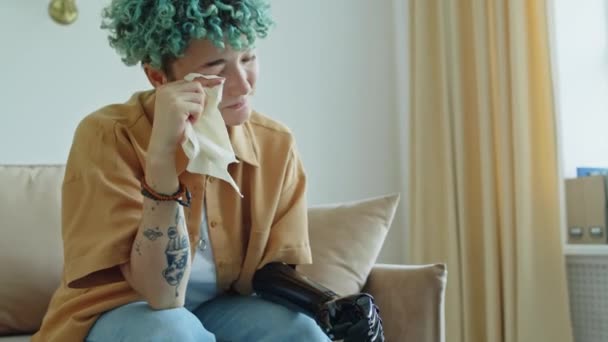 Gekippte Aufnahme Eines Weinenden Gen Mädchens Mit Prothetischem Arm Das — Stockvideo