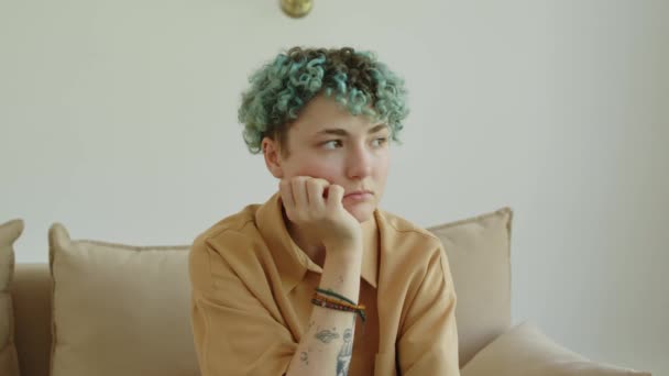 Pensativo Gen Chica Con Pelo Rizado Azul Sentado Sofá Mirando — Vídeos de Stock