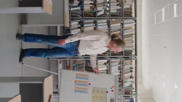 Verticale Full Length Shot Van Middelbare Leeftijd Blanke Mannelijke Professor — Stockvideo