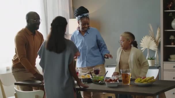 가족과 테이블 주위에 서있는 기도하는 아프리카계 미국인 어머니의 좌석을 가지고 — 비디오
