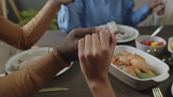 特写非洲裔美国人家庭手拉手在家里吃饭前祈祷 — 图库视频影像
