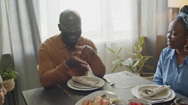 가족과 이야기 아프리카계 미국인 남자의 그들과 축하에서 식사를 감고기도 — 비디오