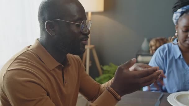 Zoom Out Πλάνο Του Αφρο Αμερικανού Πατέρα Λέει Προσευχή Και — Αρχείο Βίντεο