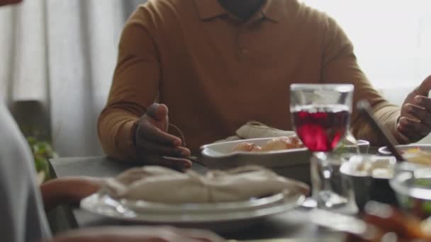 가족과 집에서 식사를 기도하는 아프리카계 미국인 소녀의 선택적인 기울이십시오 — 비디오