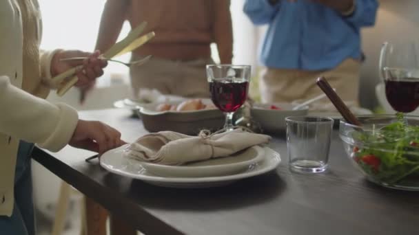 가족과 식사를 설정하는 접시에 포크와 아프리카계 미국인 소녀의 닫습니다 — 비디오