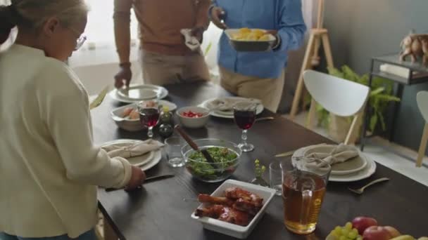 Vergrößern Aufnahme Einer Afroamerikanischen Familie Die Essen Auf Dem Esstisch — Stockvideo