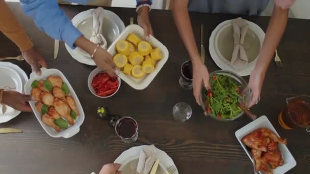 Top Shot Mãos Família Negra Servindo Pratos Com Salada Frango — Vídeo de Stock