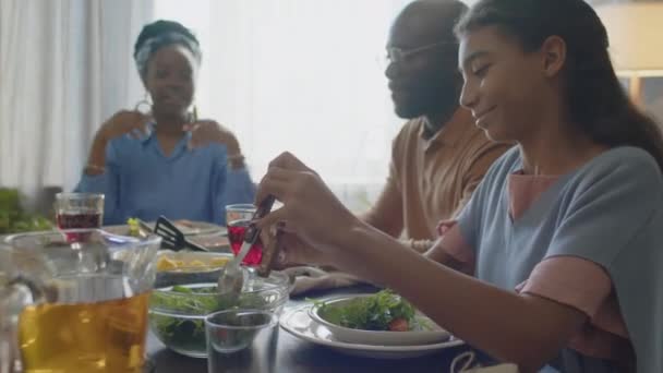 African American Κορίτσι Βάζοντας Σαλάτα Στο Πιάτο Και Χαμογελώντας Ενώ — Αρχείο Βίντεο