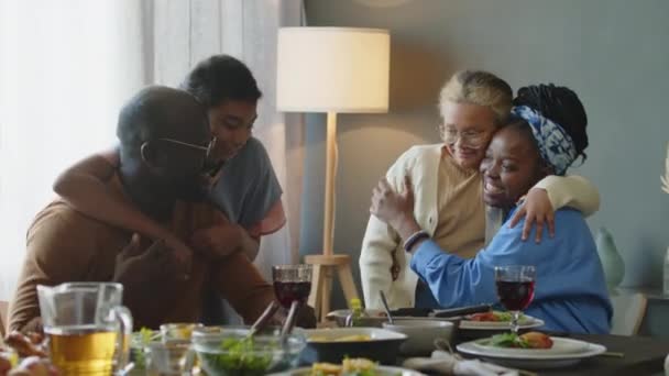 집에서 가족과 파티를하는 아프리카계 미국인 미소와 즐거운 어머니와 아버지를 — 비디오