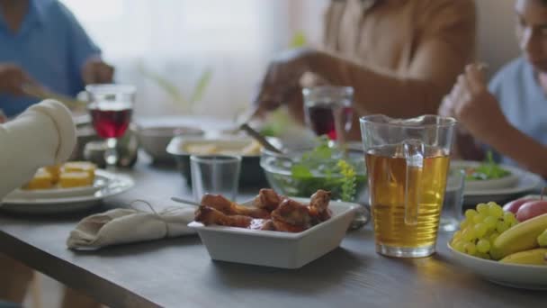 Επιλεκτική Εστίαση Πλάνο Ψητό Κοτόπουλο Τραπέζι Φρούτα Και Στάμνα Ποτό — Αρχείο Βίντεο