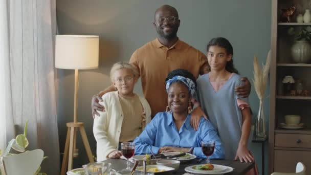 Grupo Retrato Família Afro Americana Feliz Sorrindo Posando Juntos Para — Vídeo de Stock