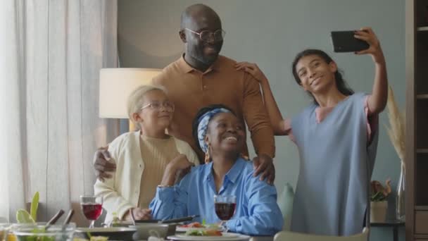 Χαρούμενη Αφρο Αμερικανική Οικογένεια Ποζάρουν Μαζί Για Την Κάμερα Smartphone — Αρχείο Βίντεο