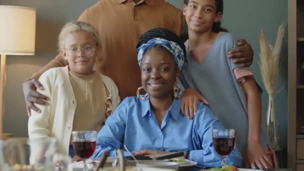 Naklonit Portrét Záběr Radostné Afroamerické Rodiny Pózující Společně Pro Kameru — Stock video