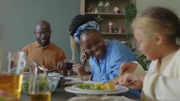 Neşeli Afrikalı Amerikalı Anne Evde Tatilde Yemek Yerken Küçük Kızıyla — Stok video
