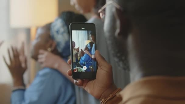 Selektywne Ujęcie Czarnym Mężczyzną Trzymającym Telefon Komórkowy Nagrywającym Wideo Wesołej — Wideo stockowe