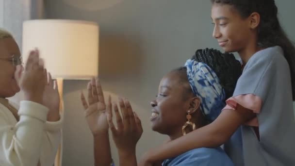 Vista Lateral Feliz Madre Afroamericana Jugando Pat Cake Con Pequeña — Vídeo de stock