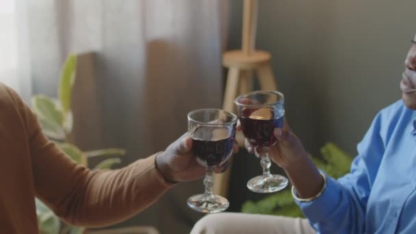 집에서 로맨틱 식사를하는 남편과 클링킹 안경과 와인을 즐기는 아프리카계 미국인 — 비디오