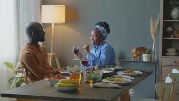 Casal Afro Americano Bebendo Vinho Tinto Conversando Enquanto Senta Mesa — Vídeo de Stock
