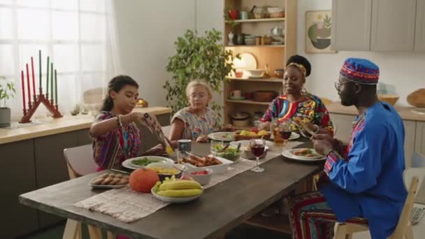 Familia Afroamericana Vestida Con Dashiki Sentada Alrededor Mesa Compartiendo Comida — Vídeos de Stock