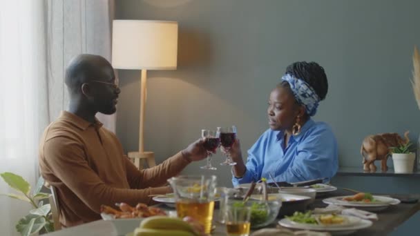 Feliz Pareja Afroamericana Familia Tintineo Vasos Tostadas Beber Vino Tinto — Vídeo de stock