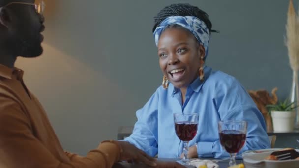 Mulher Negra Alegre Contando História Marido Enquanto Conversa Sobre Vinho — Vídeo de Stock