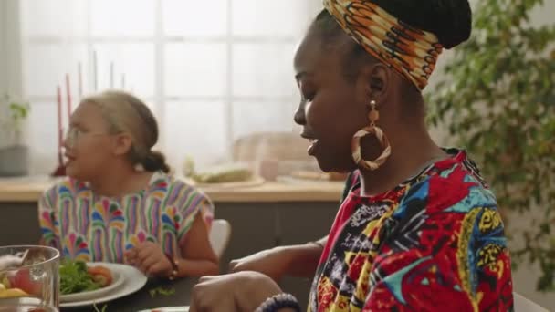 Mujer Afroamericana Dashiki Envoltura Cabeza Teniendo Comida Festiva Hablando Con — Vídeo de stock