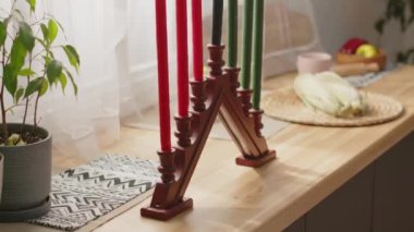 Kwanza bayramı kutlamaları için dekore edilmiş oturma odasındaki masada Kinara mumları çekilmeyecek.