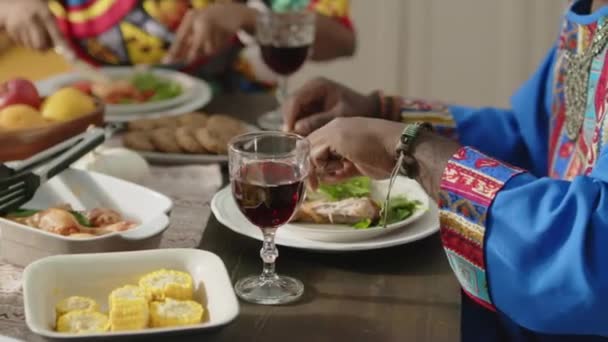 Наклоните Снимок Афроамериканца Традиционной Тунике Дашики Куфи Поедающего Жареную Курицу — стоковое видео