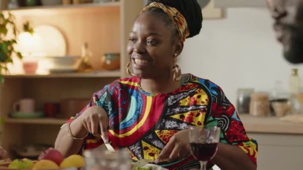 Geleneksel Dashiki Tuniği Başörtüsüyle Neşeli Afrikalı Amerikalı Kadın Bayram Yemeği — Stok video