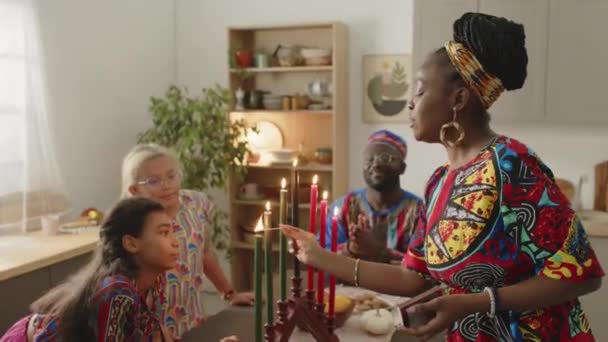 Joyous Mãe Negra Acender Velas Kinara Dançar Enquanto Família Aplaudindo — Vídeo de Stock
