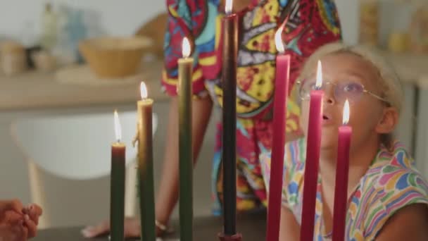 Incline Tiro Mãe Afro Americana Duas Filhas Assistindo Velas Kinara — Vídeo de Stock