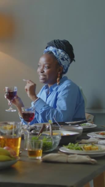Tiro Vertical Alegre Mujer Afroamericana Tintineando Vasos Tostadas Bebiendo Vino — Vídeo de stock