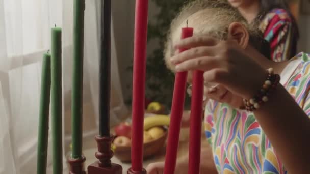 Irmãs Afro Americanas Colocando Castiçais Coloridos Kinara Enquanto Decoram Sala — Vídeo de Stock