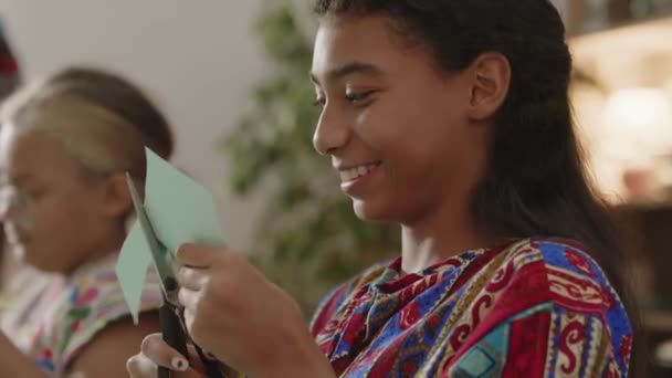 Captura Selectiva Del Foco Muchacha Afroamericana Sonriente Que Corta Huella — Vídeo de stock