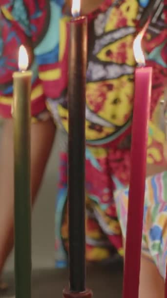 Inclinação Vertical Para Cima Tiro Mulher Afro Americana Dashiki Por — Vídeo de Stock