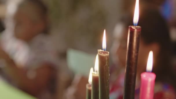 Rack Ohnisko Záběr Kinara Osvětlenými Svíčkami Stole Obývacím Pokoji Afroameričanka — Stock video