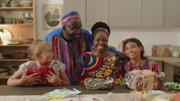 Zvětšit Radostné Afroamerické Rodiny Sobě Dashiki Oblečení Úsměvem Pózování Společně — Stock video