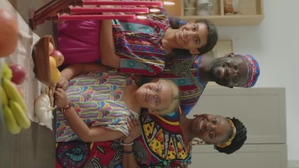 Vertikální Záběr Radostné Afroamerické Rodiny Dashiki Kaftanech Úsměvem Pózování Společně — Stock video