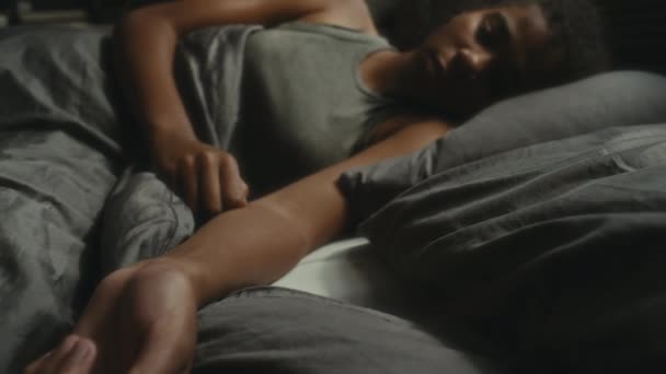 放大拍摄悲伤的非洲裔美国少女夜晚躺在床上 在压力下哭泣的镜头 — 图库视频影像