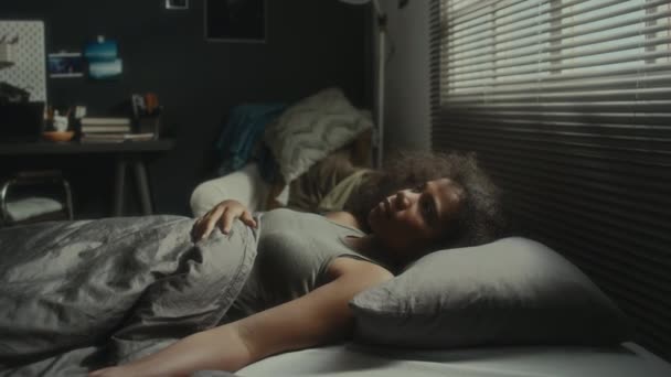 忧心忡忡的非洲裔美国少女晚上躺在床上凝视着天花板 — 图库视频影像