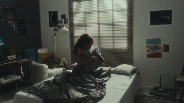 Menina Adolescente Perturbada Chorando Travesseiro Enquanto Senta Cama Quarto Escuro — Vídeo de Stock