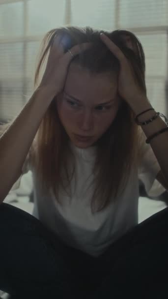 Depresyondaki Kızın Evde Oturup Saçını Çekerken Anksiyete Stres Yaşadığı Dikey — Stok video