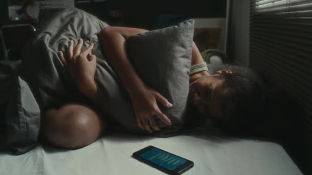 Cyberintimidé Adolescent Fille Couché Dans Son Lit Nuit Côté Téléphone — Video