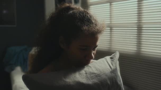 Frustrada Menina Adolescente Abraçando Travesseiro Chorando Caindo Cama Enquanto Sofre — Vídeo de Stock